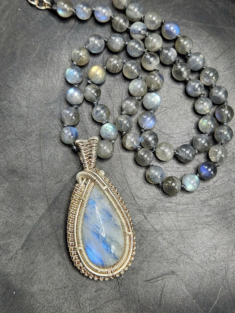 Labradorite Bead Mala Necklace with Rainbow Moonstone Pendant – Embrace the Mystical Union of Beauty and Serenity Labradorite Bead Mala Necklace with Rainbow Moonstone Pendant – Embrace the Mystical Union of Beauty and Serenity